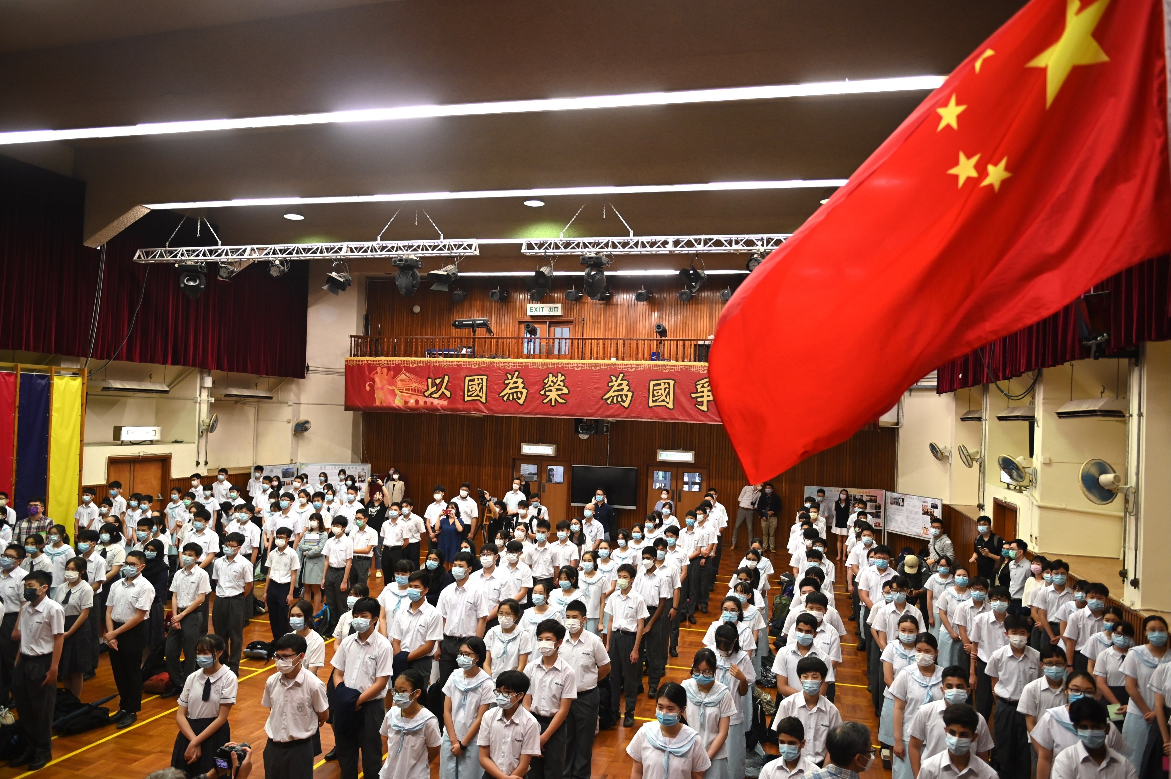 Un drapeau chinois géant était hissé dans la salle d’un lycée de Hong Kong, le 15 avril 2021, à l'occasion de la Journée de l'éducation en matière de sécurité nationale en Chine.