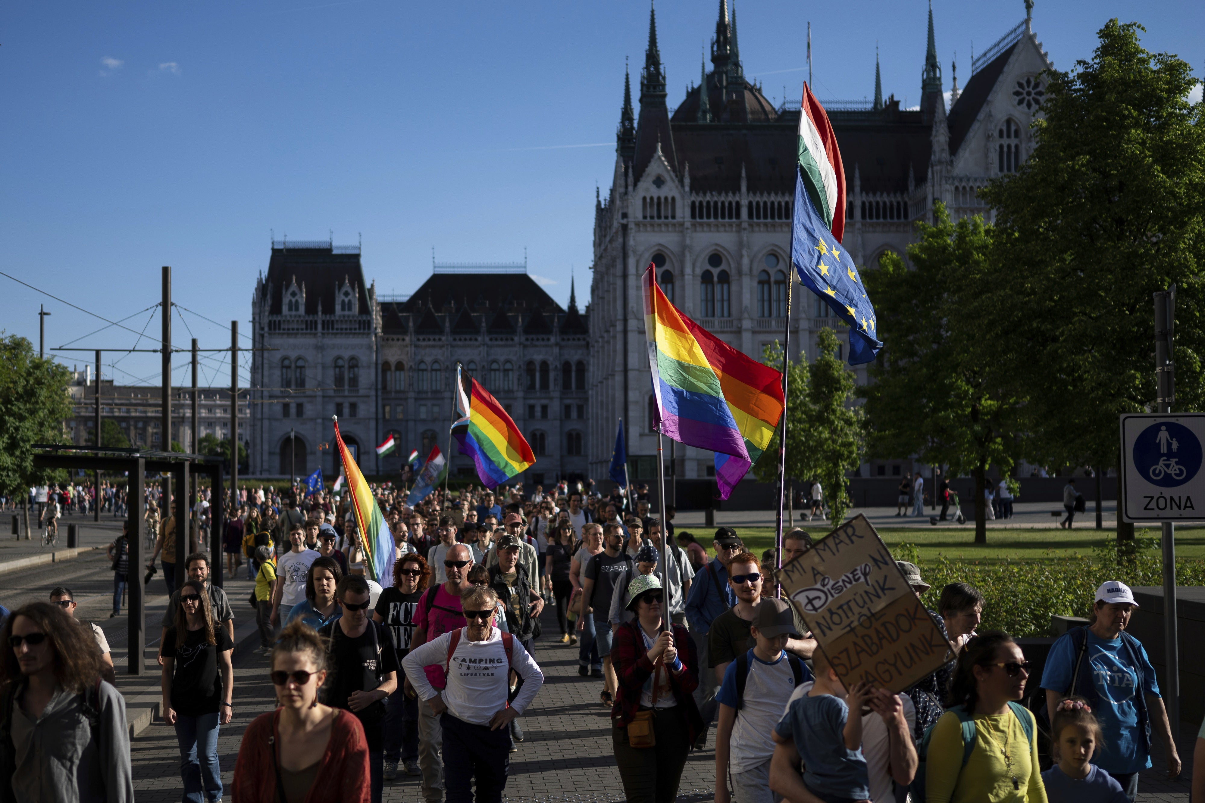Des Hongrois manifestent dans le centre-ville de Budapest pour protester contre une nouvelle loi interdisant les événements LGBTQ+ Pride et contre les restrictions imposées par le gouvernement populiste au droit de réunion, le 1er mai 2025.