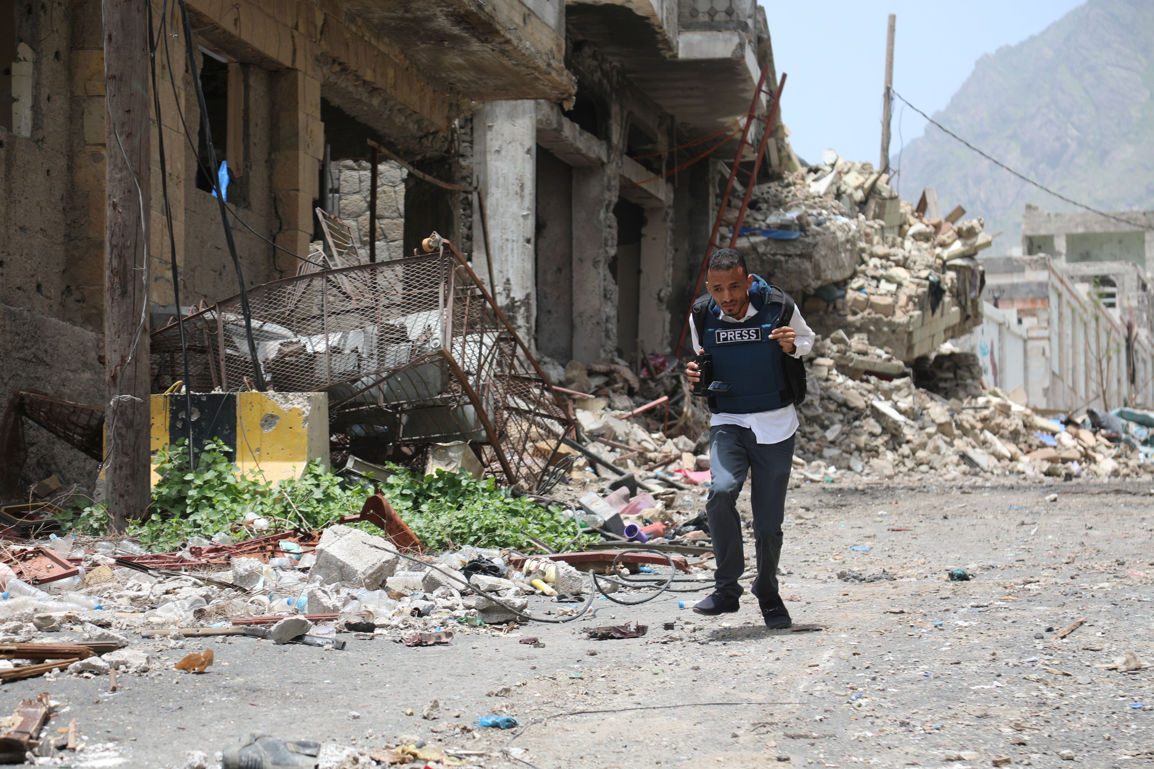 Un journaliste courait près de la ligne de front à Taizz, dans le sud-ouest du Yémen, début 2025 ; dans cette zone souvent attaquée par les forces houthies, un tireur embusqué était suspecté de cibler des journalistes et d’autres civils. 