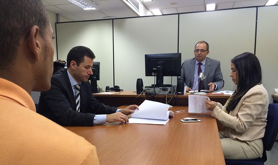 Um juiz promove uma audiência de custódia em São Paulo, com a participação de um promotor e uma defensora pública. 11 de maio de 2015.