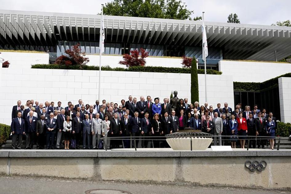 中国和哈萨克斯坦代表团分别为北京和阿拉木图争取2022冬季奥运会向国际奥林匹克委员会成员做简报后，在瑞士洛桑奥林匹克博物馆前合影留念，2015年6月9日。