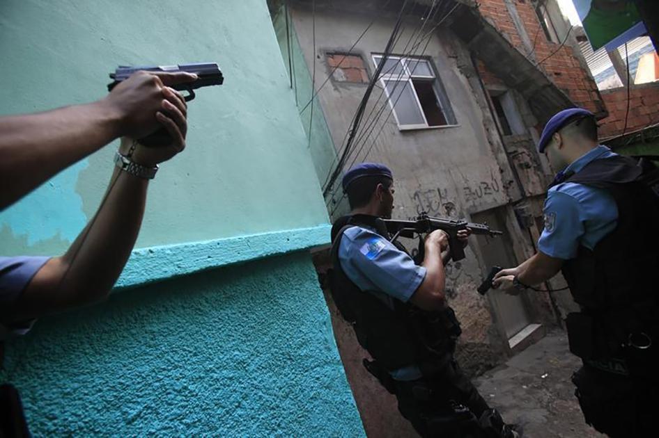 Policemen patrol the Rocinha Slum in Rio de Janeiro on September 14, 2012. 