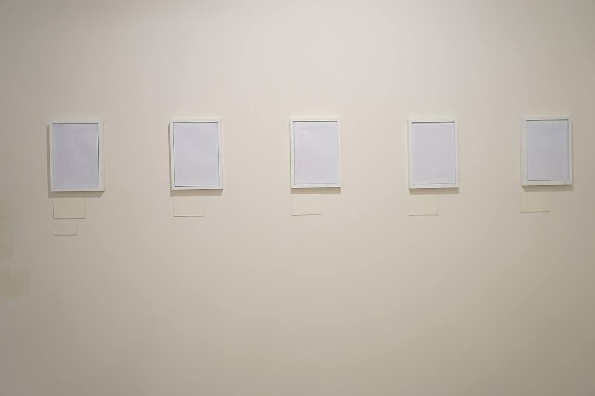 因为中国驻孟加拉大使抗议，达卡艺术高峰会用白纸覆盖部分展出作品，2016年2月。