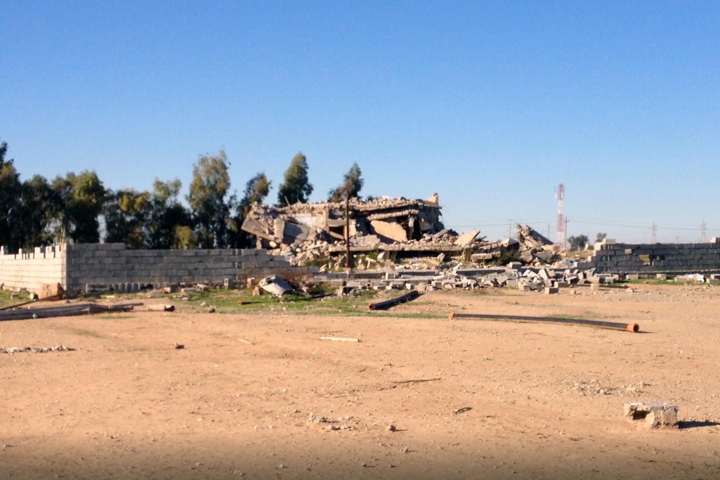 واحد من منزلين في إدريس خزعل أصابتهما غارة جوية، ويظهر السقف مهدّما. 