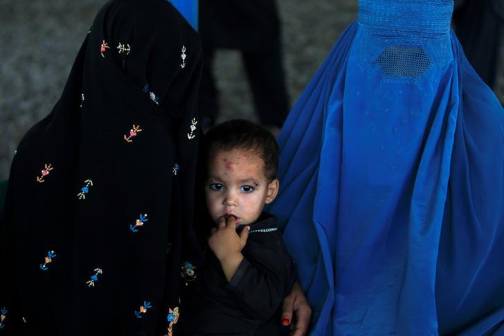 Afghan refugees are seen at UNHCR’s Voluntary Repatriation Centre in Peshawar, Pakistan, June 23, 2016. REUTERS/Faisal Mahmood
