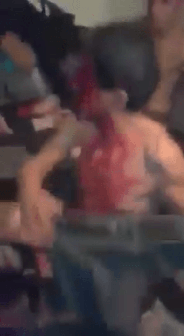 لقطة من مقطع فيديو يبدو أنه صوّر من قبل شُبان في 9 مارس/آذار 2016 في بني ملال عند اعتدائهم على رجلين متهمين بالمثلية.