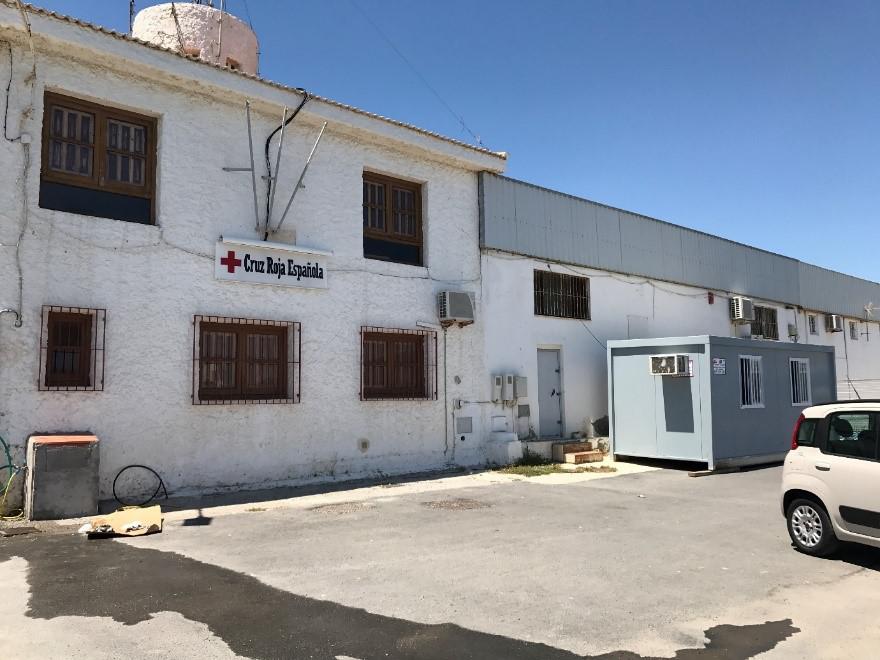 Establecimiento policial en el puerto de Motril, donde se desembarca a las personas luego del rescate en el mar, y pueden estar detenidas allí hasta 72 horas. 