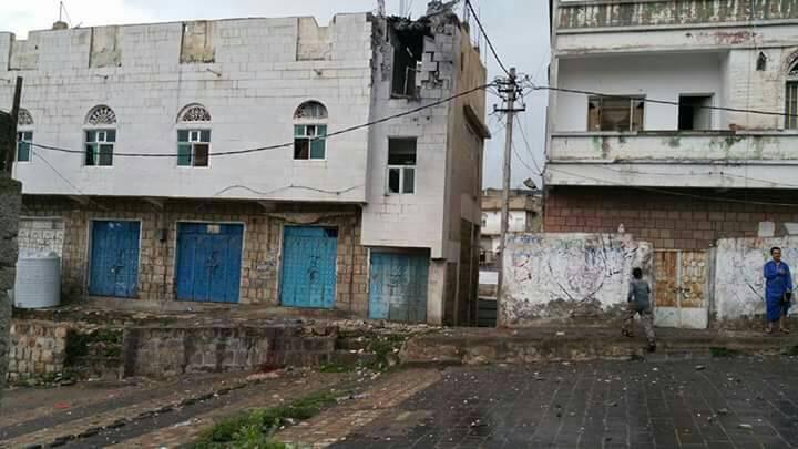 أصاب هجوم مدفعي شنته قوات الحوثيين-صالح هذا البيت في حي سكني في تعز، اليمن يوم 15 سبتمبر/أيلول 2017. هذا الهجوم، وآخر حدث بعد ظهر ذلك اليوم، قتلا 3 أطفال وأصابا 9 آخرين بجروح خطيرة. © 2017 ماهر العبسي