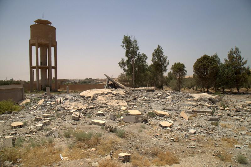 ركام مبنى سكني قال سكان محليون إنه قصف في هجوم للتحالف يوم 30 مارس/آذار 2017 قتل 6 مدنيين. 