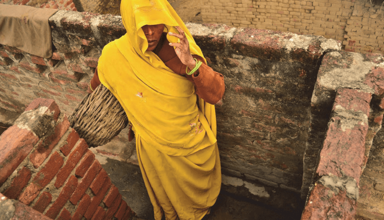 Una mujer del grupo Dalit limpia los excrementos de las letrinas “secas” en la aldea de Kasela en Uttar Pradesh, India, donde el estado ha fallado en hacer cumplir las leyes que prohíben la práctica de la "limpieza manual".