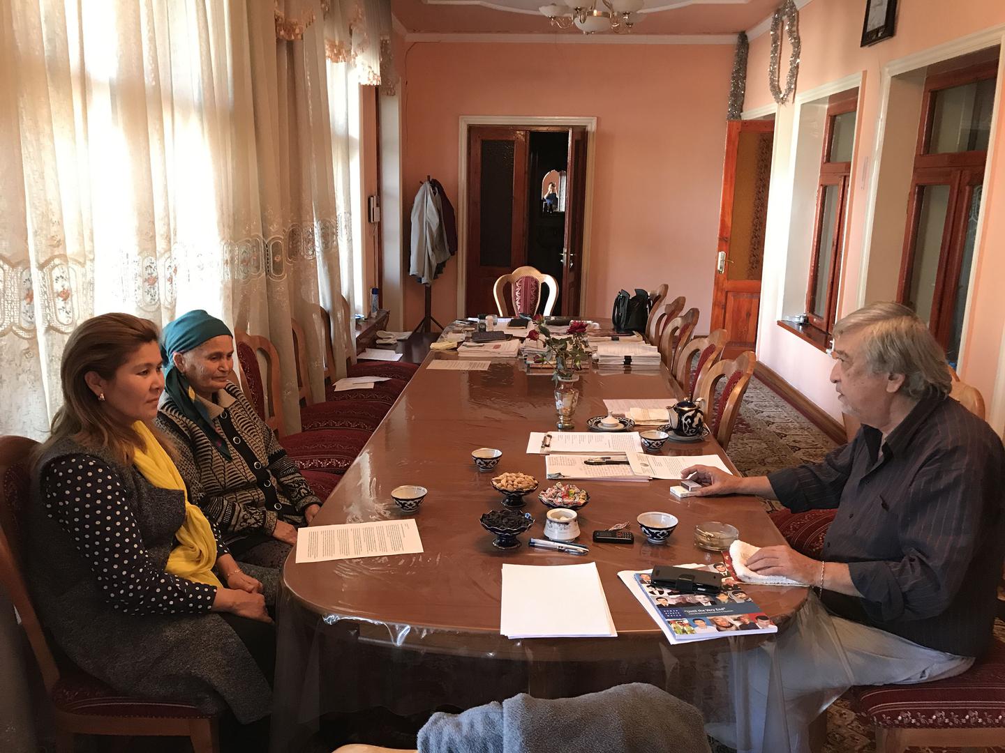 Kuttiqiz Balkhibaeva, wife of detained journalist Bobomurod Abdullaev, and Gavkharjon Madaminova, Abdullaev’s mother meet with human rights defender Surat Ikramov in Tashkent, November 2017. 