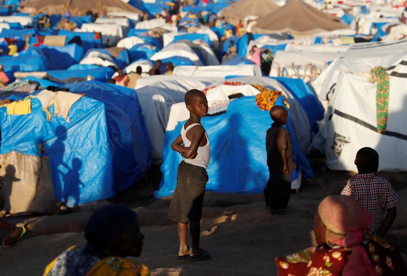 Une jeune fille et d'autres enfants dans un camp de personnes déplacées à Bunia, dans la province de l'Ituri  dans l'est de la RD Congo, le 9 avril 2018. 