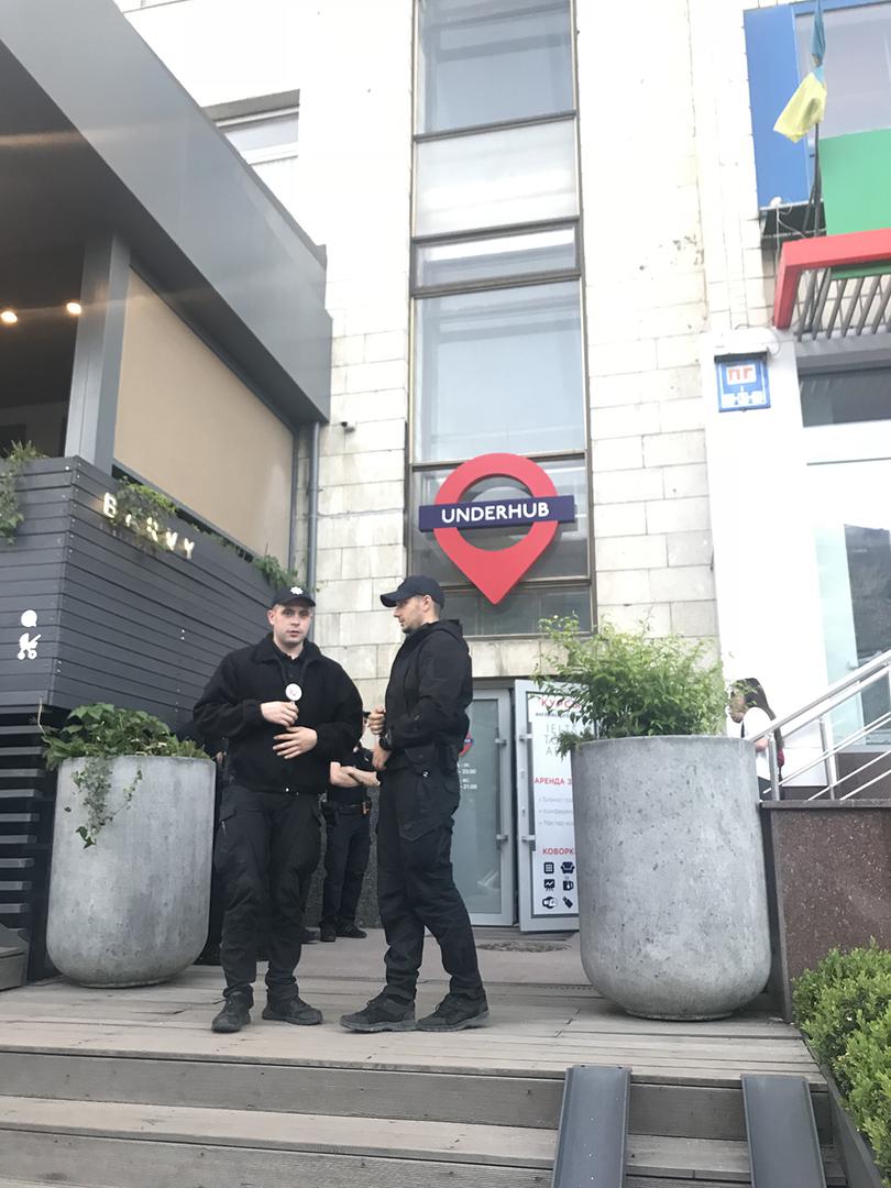 Київська поліція чекає знадвору біля місця проведення заходу Amnesty International в Україні, зірваного членами радикальних угруповань. Київ, Україна. 10 травня 2018 року. 