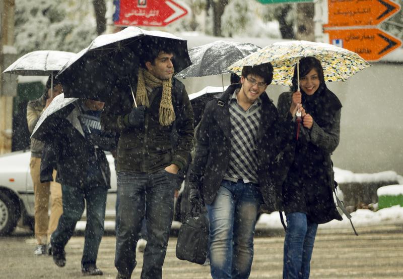 University students cross a street during a snow storm in Tehran November 8, 2010. © 2010 Reuters/Caren Firouطلاب جامعيون يجتازون الشارع خلال عاصفة ثلجية في طهران، ٨ نوفمبر/تشرين الثاني ٢٠١٠. © ٢٠١٠ رويترز/كارين فيروز