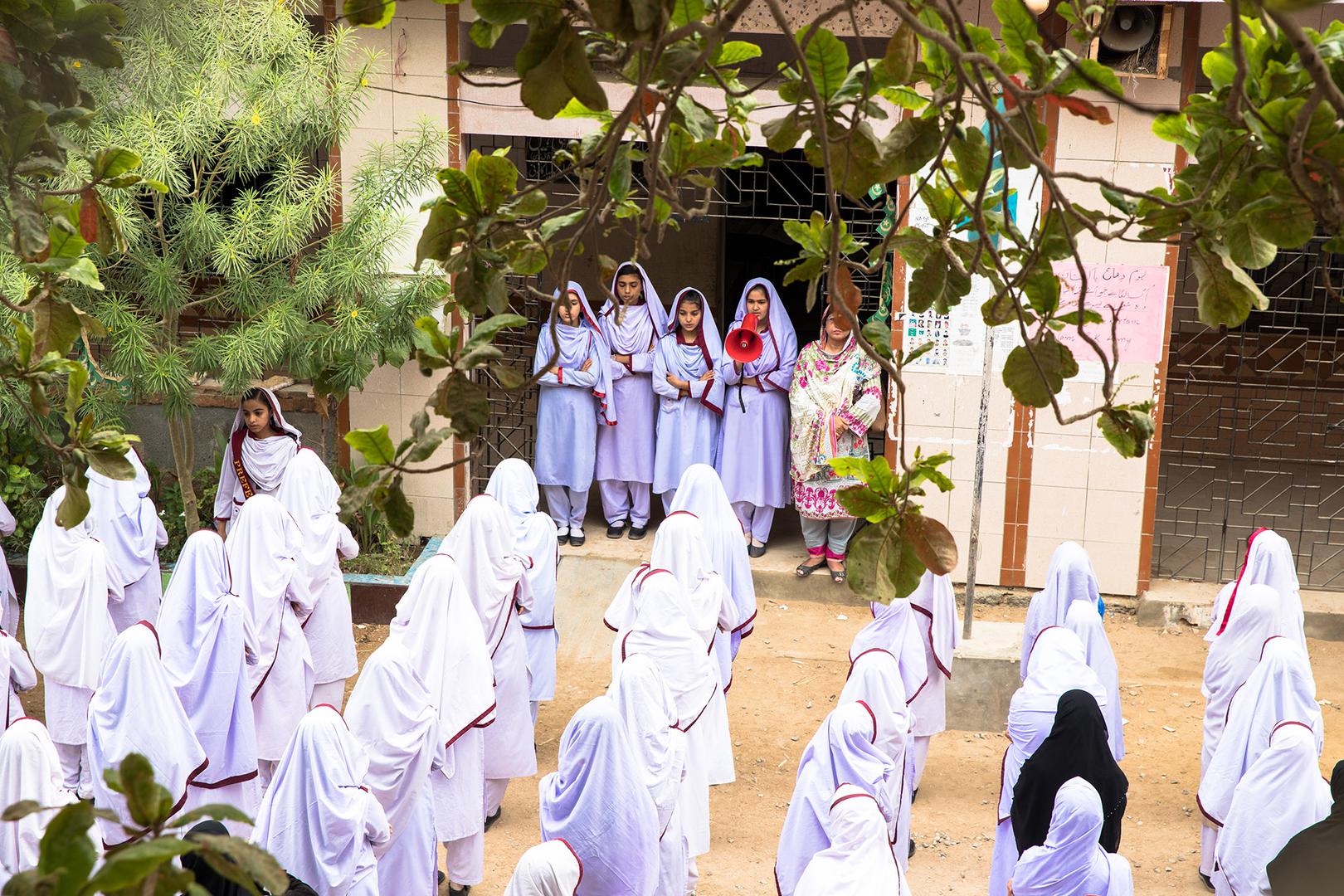 گورنمنٹ گرلز ثانوی سکول لیاری جو کہ کراچی کے نواح میں واقع ہے میں طالبات صبح کی ورزش کرتے ہوئے۔