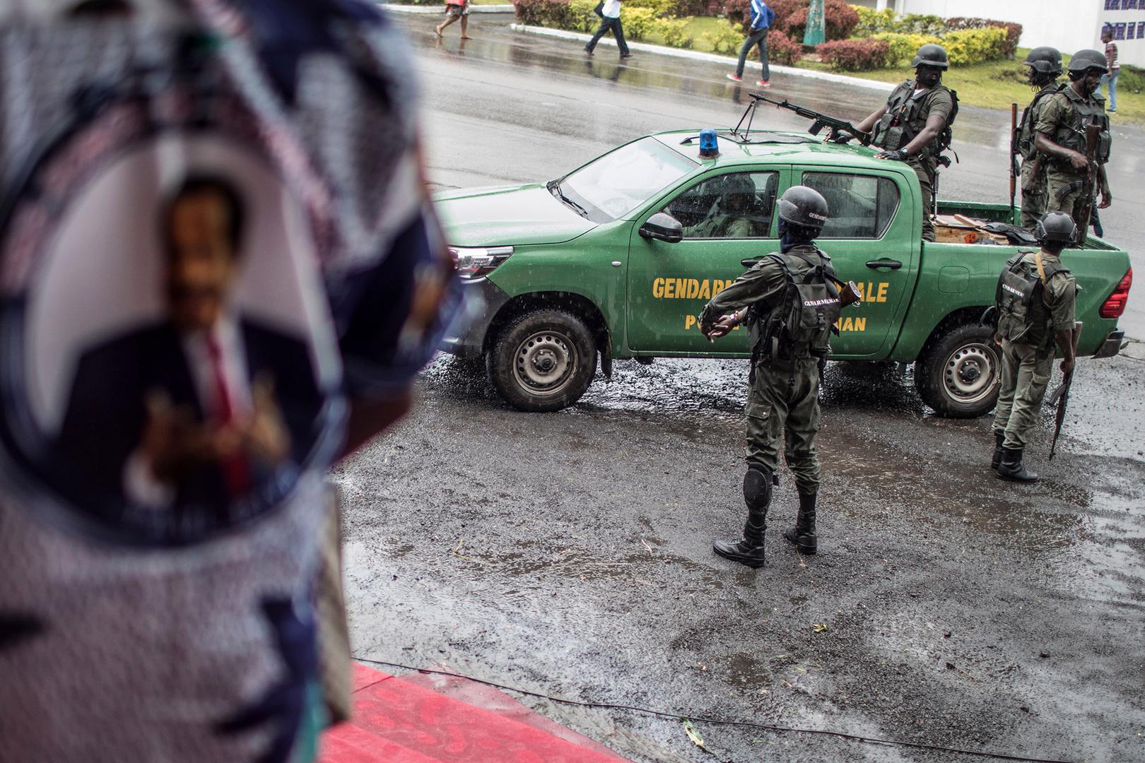 Une patrouille de gendarmes camerounais sur la place Omar Bongo à Buea, capitale de la région du Sud-Ouest, le 3 octobre 2018, en marge d’un rassemblement politique.