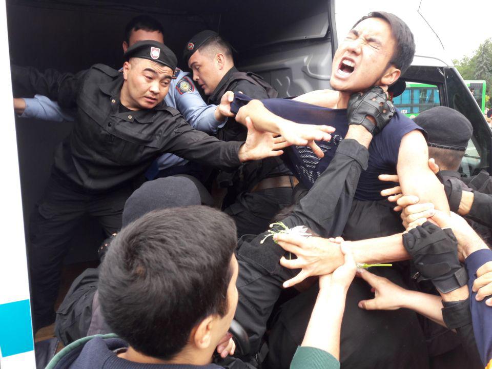 Arrestation musclée d’un manifestant à Almaty, le dimanche 9 juin 2019, lors de l’élection présidentielle tenue au Kazakhstan.