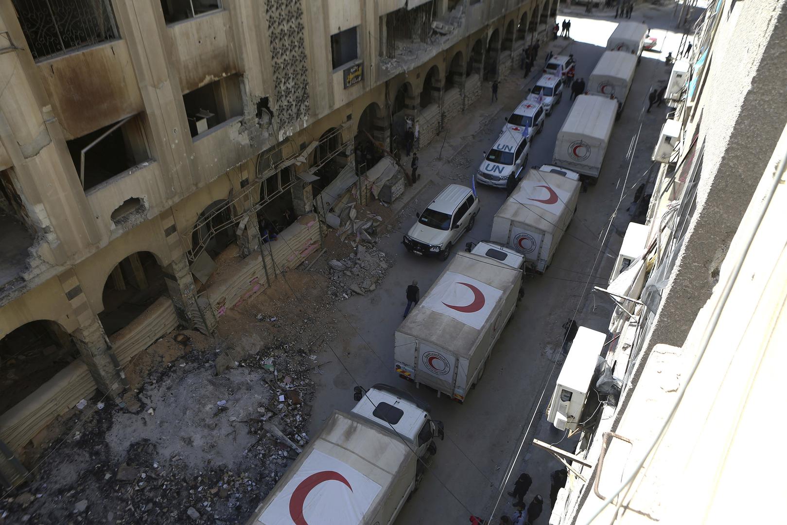 قافلة مساعدات تشق طريقها في مدينة دوما، الغوطة الشرقية، سوريا، في مارس/آذار 2018، عندما كانت ما تزال بيد المجموعات المسلحة المعارضة للحكومة.  © 2018 سامر بويداني/بكتشر ألاينس/دي بي إيه/أسوشيتد برس