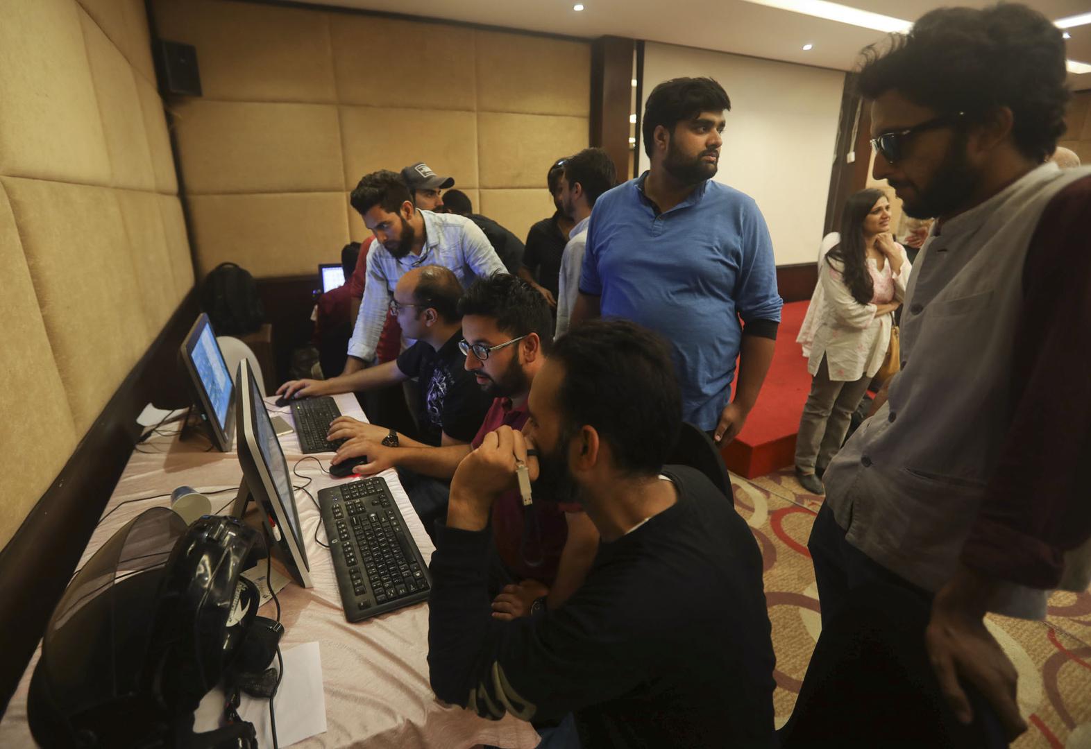 संचार सेवाएं बंद होने के कारण  जम्मू और कश्मीर सरकार द्वारा श्रीनगर में स्थापित एक मीडिया सेंटर में काम करते पत्रकार, 18 अगस्त, 2019. (एपी फोटो/डार यासीन)