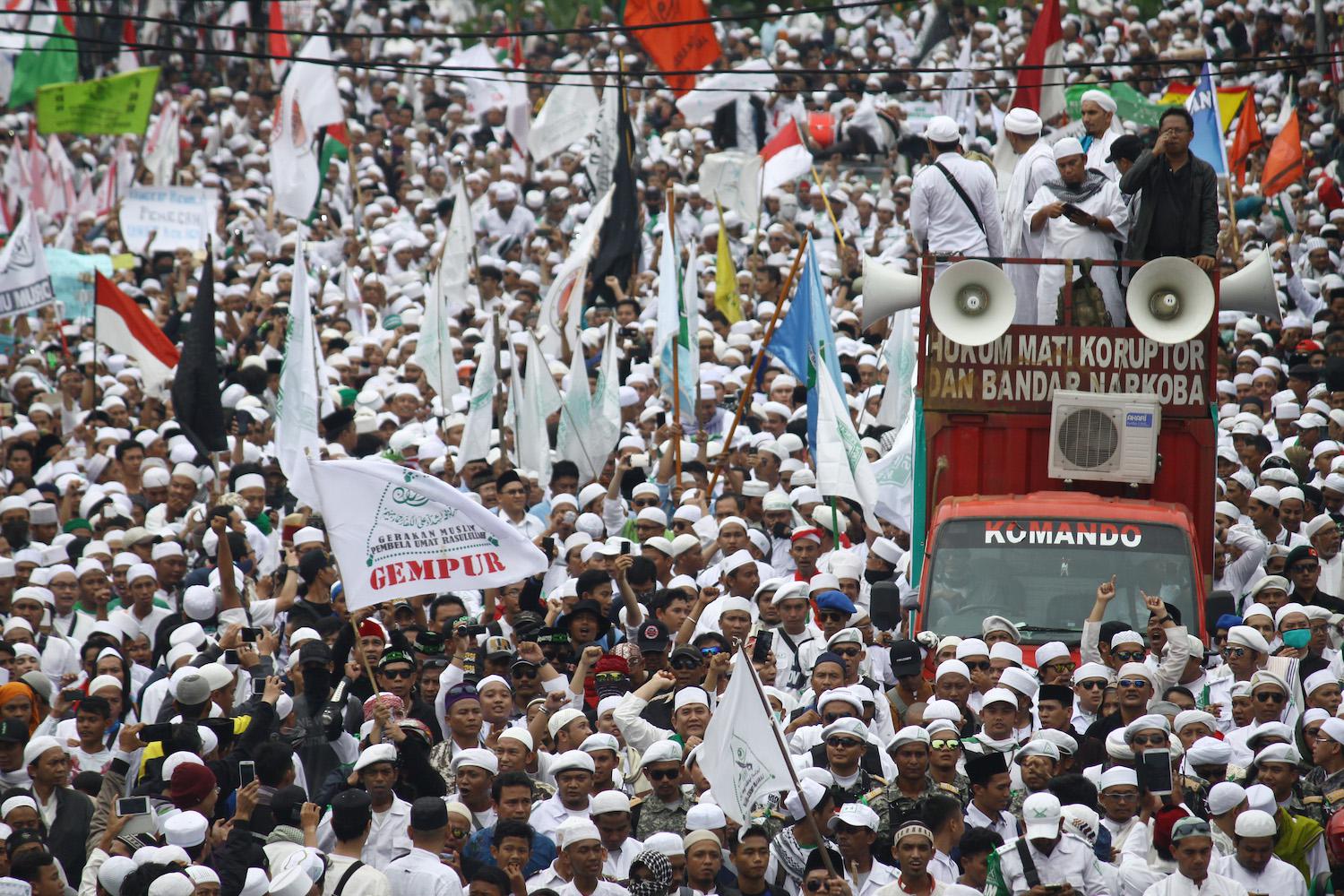 Ribuan orang dari berbagai organisasi Islam berpawai menuju Kantor Gubernur Jakarta pada Oktober 2016. Hukum penodaan agama kini digunakan sebagai alat politik di Indonesia.