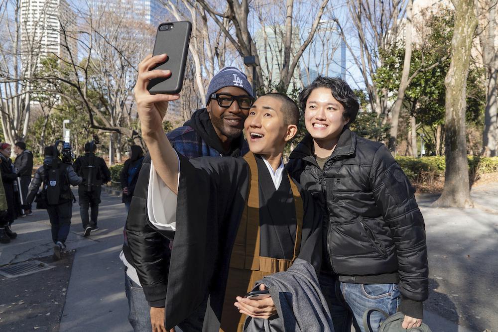 ‘퀴어 아이: 일본편’에서 칸은 도쿄의 성소수자 커뮤니티에서 자신을 지지해주는 사람들을 찾았다.  