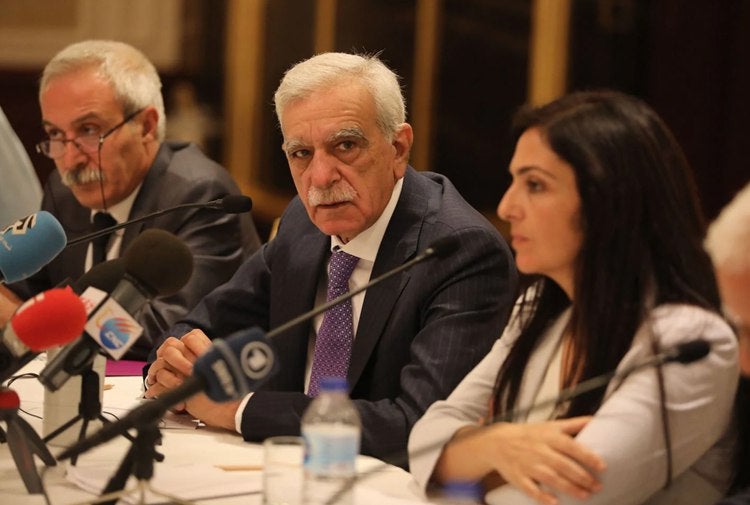 Trois maires représentant le Parti démocratique des peuples (HDP) – Adnan Selçuk Mızraklı, Ahmet Türk et Bedia Özgökce Ertan – s'expriment lors d'une conférence de presse à Istanbul, en Turquie, le 29 août 2019, dix jours après leur destitution en raison 