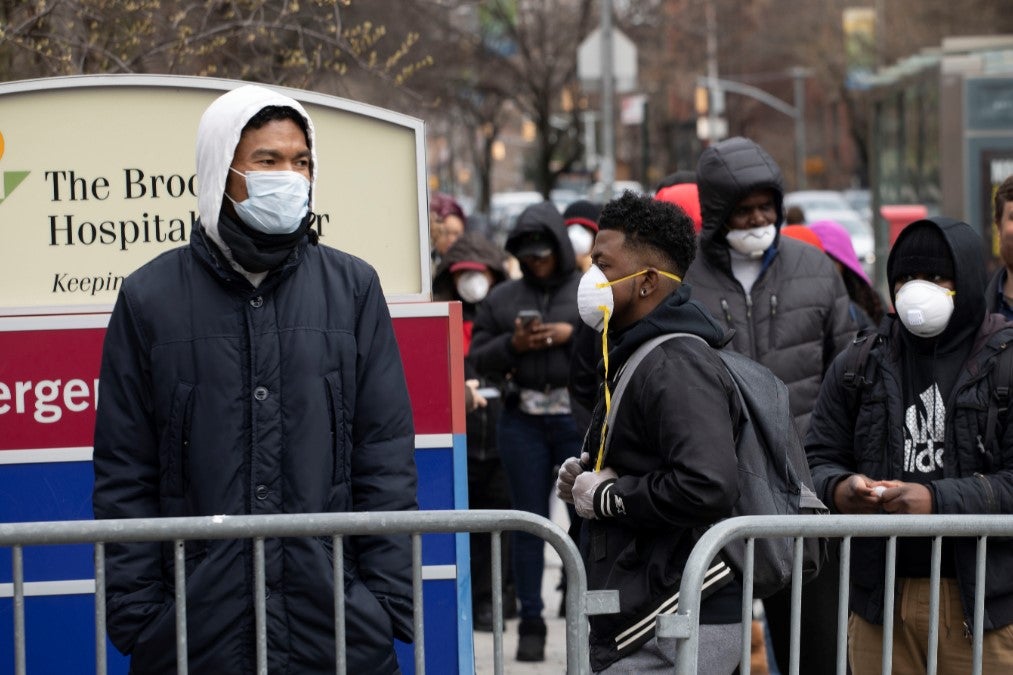 布鲁克林医院中心（Brooklyn Hospital Center）门口，等候筛检的民众大排长龙，美国纽约，2020年3月19日。