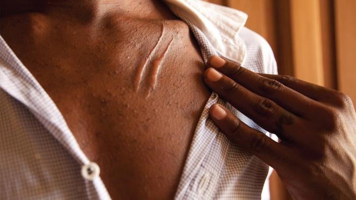 ‘’Adam’’ [jina bandia] aliyekamatwa na kushtakiwa kutokana na uvumi kwa ‘’hatia ya kushiriki vitendo vinavyokwenda kinyume na maumbile’’ akipekua hati za polisi.