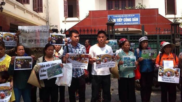 Activists protest violent assaults in Hanoi. The placards read “Strongly against villainous violence” and “Need to bring perpetrators to light”, May 2015. 