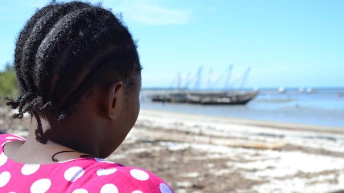 “Amani W., 31, mtumishi wa ndani wa zamani alierudi kutoka Oman mwanzoni mwa 2017 baada ya kufanya kazi miaka mitatu na mwajiri ambae anasema alikuwa akimlazimisha kufanya kazi masaa mengi bila mapumziko au siku ya mapumziko. Sasa anashindwa kupata kazi, 