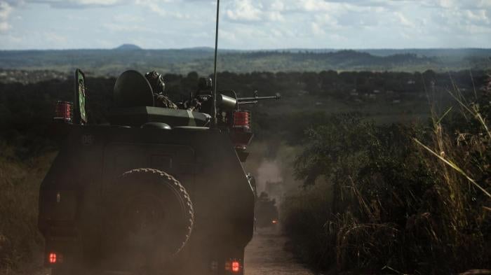 Veículos do exército moçambicano patrulham estradas na região de Gorongosa, no centro de Moçambique, em Maio de 2016.