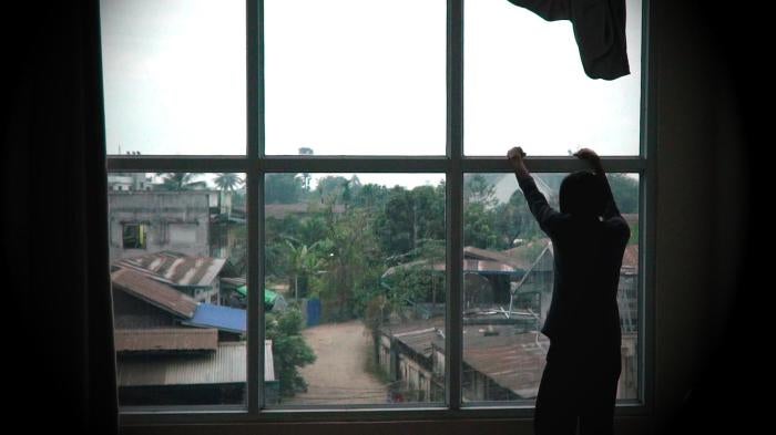 一名少女在17岁时被朋友的母亲拐卖。当时这位阿姨向她保证可以找到待遇优厚的保姆工作，后来却将她卖给中国家庭作“新娘”。被买下后，她被关起来成为性奴，数月后成功逃脱回到缅甸。