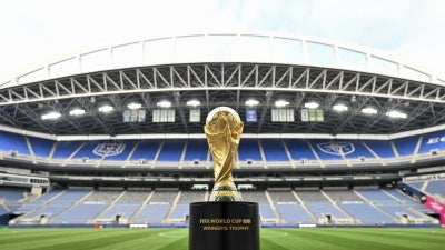 Le trophée de la Coupe du monde de la FIFA était exposé au stade Lumen Field à Seattle, dans l'État de Washington (États-Unis), le 28 juillet 2024. Ce stade accueillera certains matches de la Coupe du monde de football 2026.