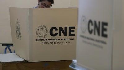 Ciudadanos hondureños votan durante las elecciones primarias en Tegucigalpa, Honduras, el 9 de marzo de 2025.