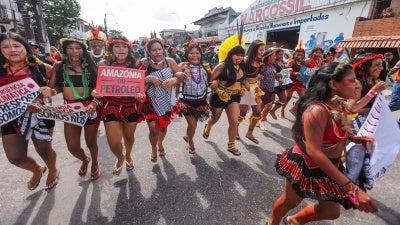 Indígenas participan en una protesta para exigir justicia climática y protección territorial durante la Conferencia de la ONU sobre el Cambio Climático (COP30), en Belém, Brasil, el 17 de noviembre de 2025.