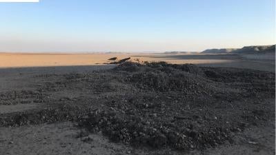  موقع مقبرة جماعية بالقرب من قرية بردية، زارته هيومن رايتس ووتش في 30 يناير/كانون الثاني. 2018 © بلقيس واللي/هيومن رايتس ووتش