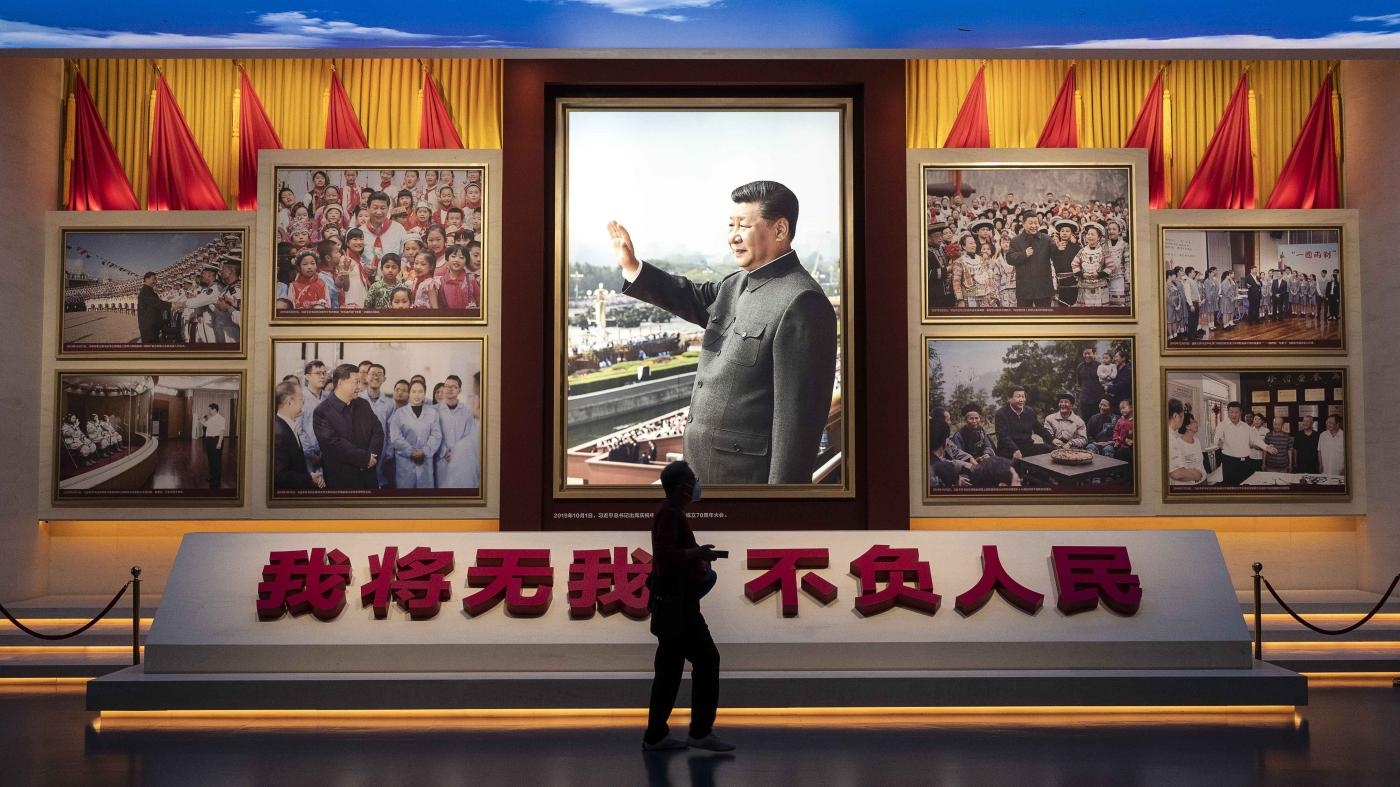  Un homme passait devant un portrait géant du président chinois Xi Jinping au Musée du Parti communiste chinois (PCC), à Pékin, le 13 octobre 2022. Lors du 20ème Congrès du PCC tenu en octobre, Xi Jinping a été reconduit pour un troisième mandat historique à la tête du Parti.
 © 2022 Kevin Frayer/Getty Images