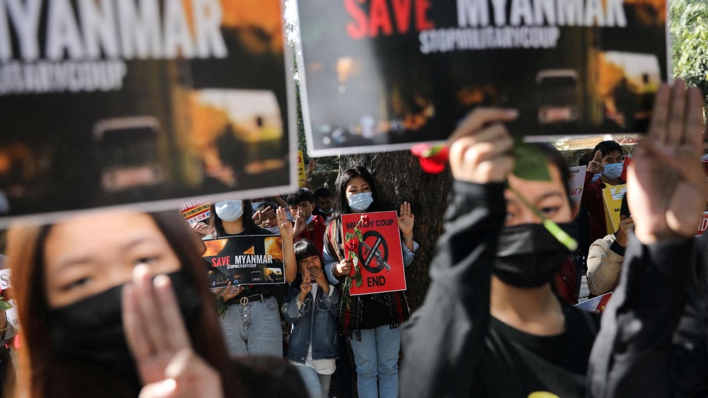  Des jeunes citoyen-enne-s du Myanmar vivant en Inde manifestaient à New Delhi le 22 février 2022, peu après le premier anniversaire du coup d'État militaire perpétré au Myanmar le 1er février 2021, pour exprimer leur opposition au régime militaire et leur soutien à un gouvernement d'union nationale dans leur pays.
 © 2022 Anushree Fadnavis/Reuters