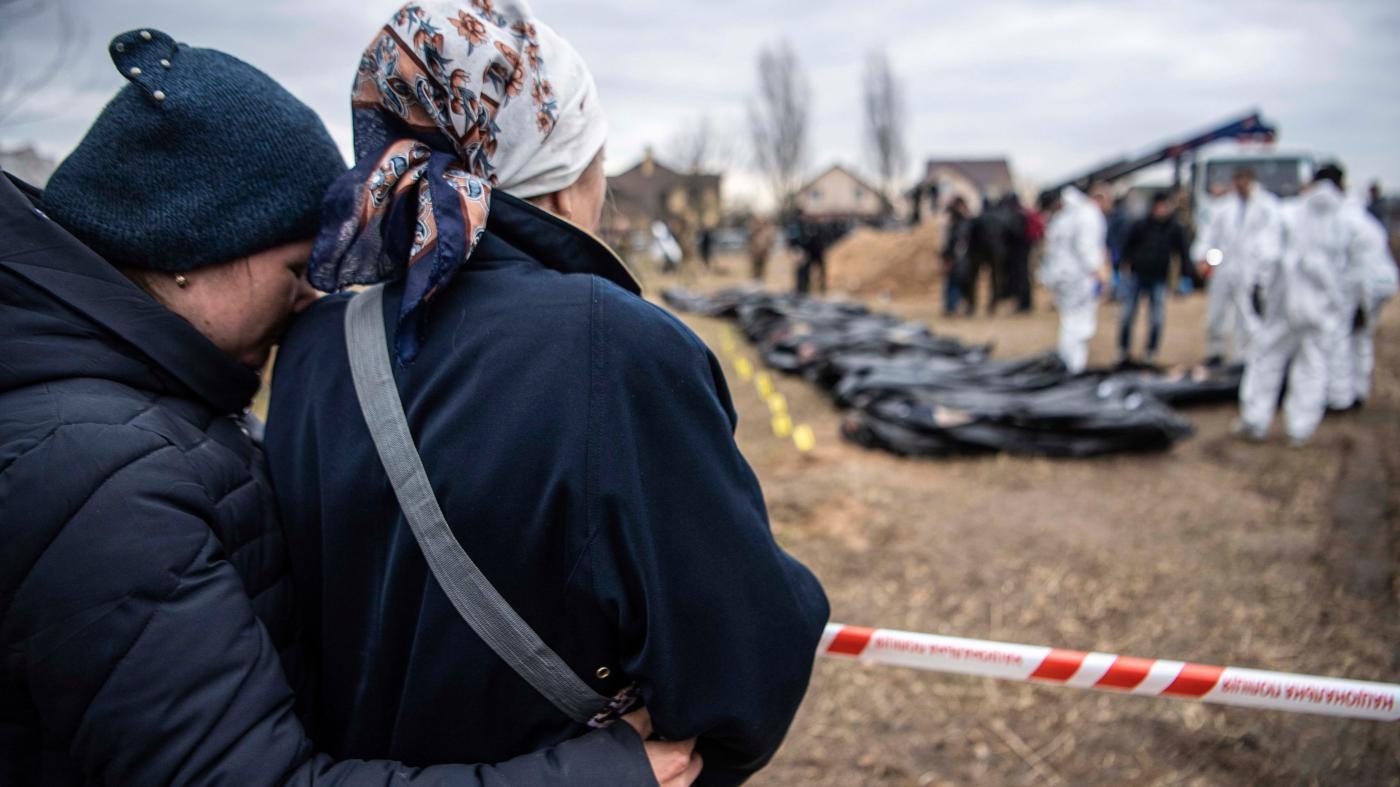  5

Todesspur in Butscha nach der Besetzung durch die russischen Streitkräfte im März. Butscha wurde zu einem Tatort mit zahlreichen Beweisen für dutzende Hinrichtungen, unrechtmäßige Tötungen, gewaltsames Verschwindenlassen und Folter, die allesamt Kriegsverbrechen und potenzielle Verbrechen gegen die Menschlichkeit darstellen.


	Bericht


&nbsp;
 © Laurel Chor/SOPA Images/Sipa USA via AP Images
