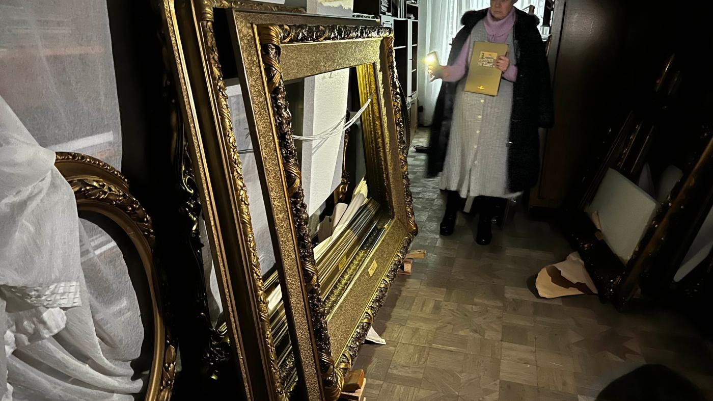  12

Massenplünderungen und Plünderungen von Kulturgütern in Cherson.&nbsp; Während der Besetzung von Cherson plünderten russische Truppen und von ihnen befehligte &nbsp;Zivilist*innen, Tausende von Kunstwerken und Artefakten. Sie stahlen Gemälde, Gold, Silber, antike griechische Artefakte, religiöse Ikonen und historische Dokumente. Die Plünderungen in Cherson und in anderen besetzten Gebieten stellen ein Kriegsverbrechen dar.


	Bericht (englisch)


&nbsp;
 © 2022 Belkis Wille/Human Rights Watch