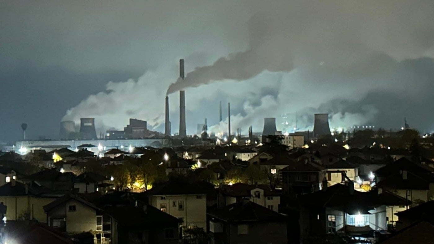 Des nuages épais émanant de la centrale thermique à charbon Maritsa 3 flottaient au-dessus de Dimitrovgrad, en Bulgarie, dans la soirée du 12 novembre 2024, contribuant au taux élevé de pollution atmosphérique dans cette ville.