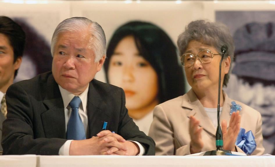 An April, 2005 photo shows Shigeru Yokota and his wife Sakie at a meeting in Tokyo to demand North Korean abductees' return.