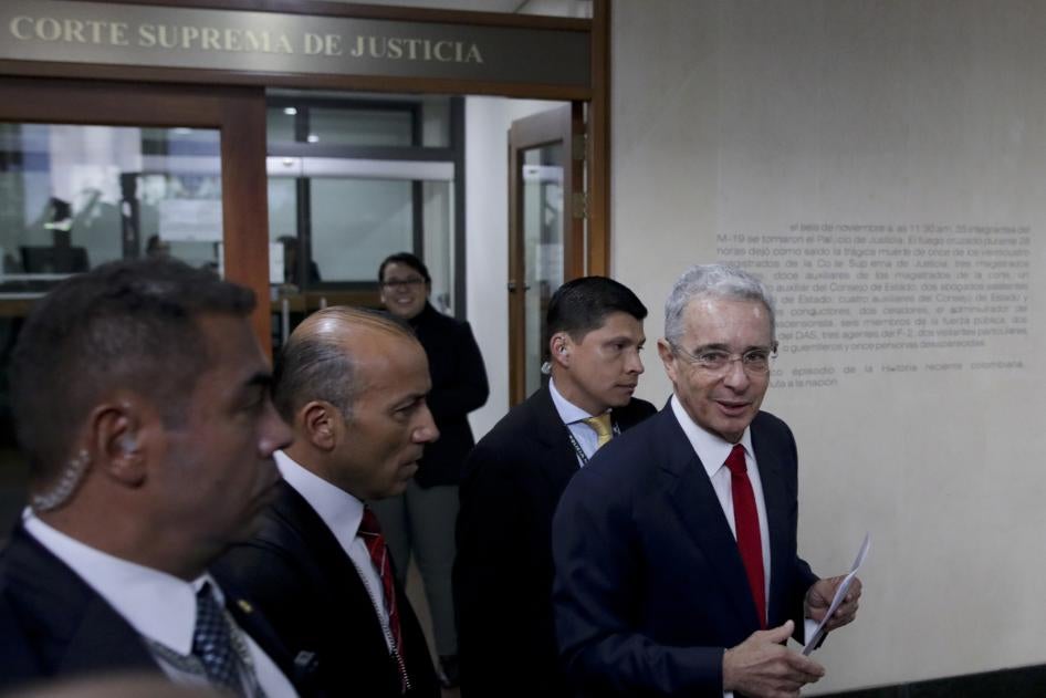 El expresidente de Colombia Álvaro Uribe llega a la Corte Suprema para ser indagado sobre su presunta participación en un caso de manipulación de testigos, en Bogotá, Colombia, el martes 8 de Octubre de 2019.