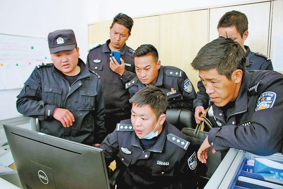 People’s Police at the new Fengqiao-style police post in Chushul County, Lhasa Municipality, Tibet Autonomous Region, discussing their work.