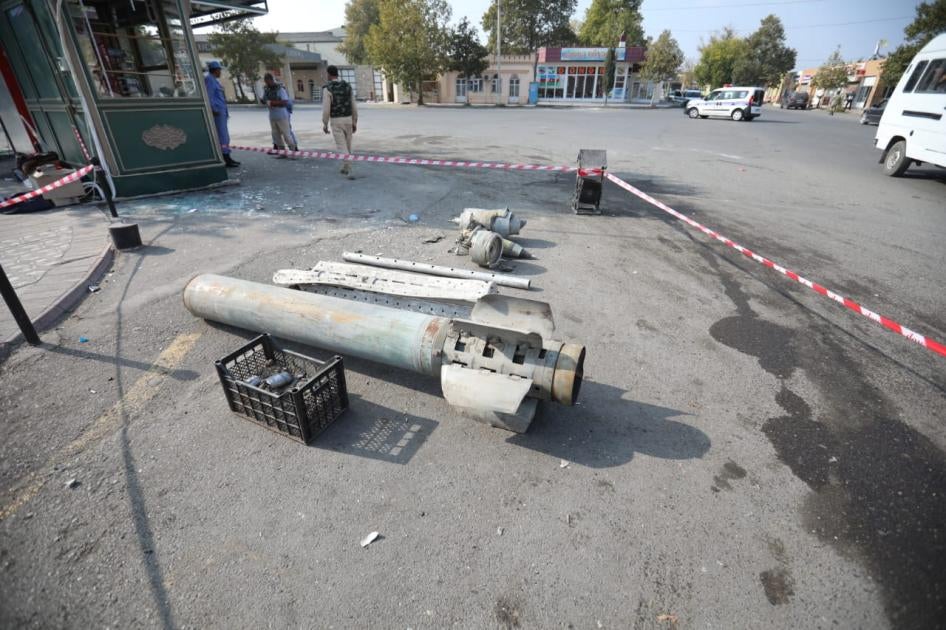 Фрагменты реактивных снарядов РСЗО «Смерч», которые использовались при ударе по Барде 28 октября, в том числе отработавший двигатель. В пластиковом ящике -   неразорвавшийся суббоеприпас 9Н235.