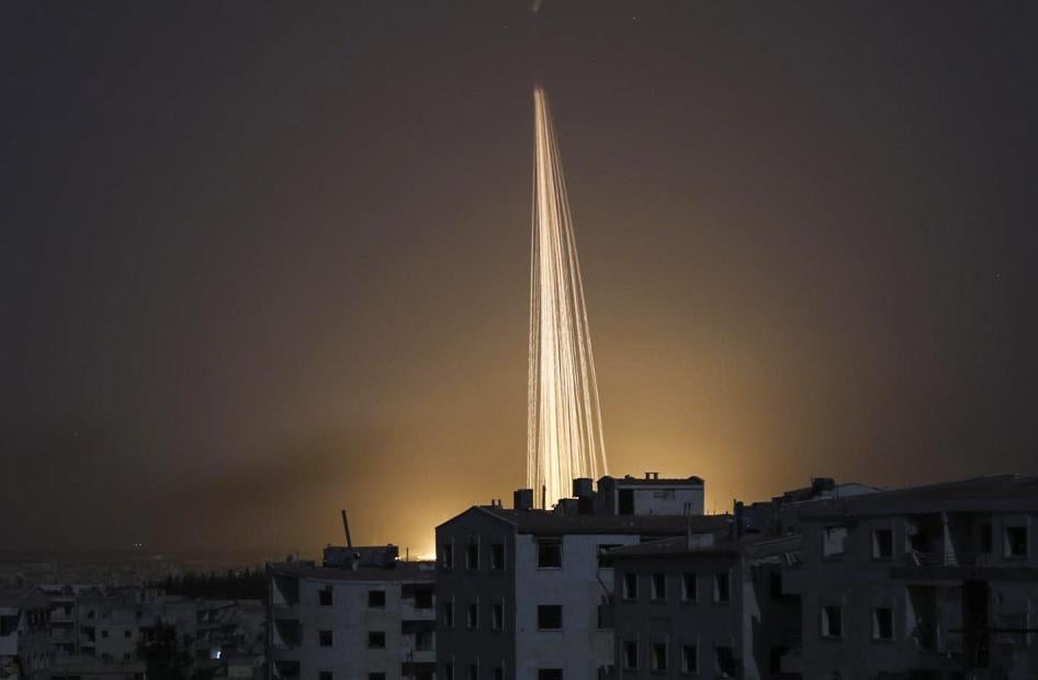 ذخيرة حارقة تقع فوق قرية كفر حمرة في محافظة حلب، سوريا، 22 يونيو/حزيران 2016. 