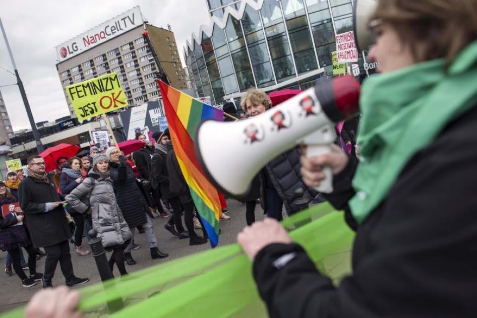 Une manifestante chante des slogans dans un mégaphone pendant la marche du Manifeste pour la journée des femmes à Varsovie, en Pologne, appelant à des actions sur le changement climatique, l'égalité des sexes, l'accès à l'avortement légal et l'éducation sexuelle dans les écoles, le 8 mars 2020.