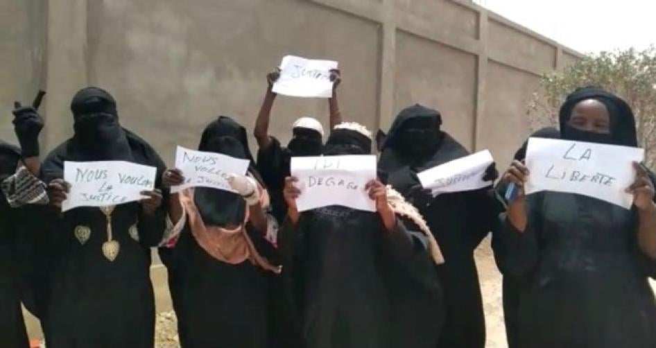 Capture d’écran d’une vidéo montrant des femmes manifestant le 27 mars 2021 à N'Djaména, la capitale du Tchad, et tenant des feuilles où sont inscrits ces messages, parmi d’autres : « Nous voulons la justice », « La liberté » et « Idi dégage ».
