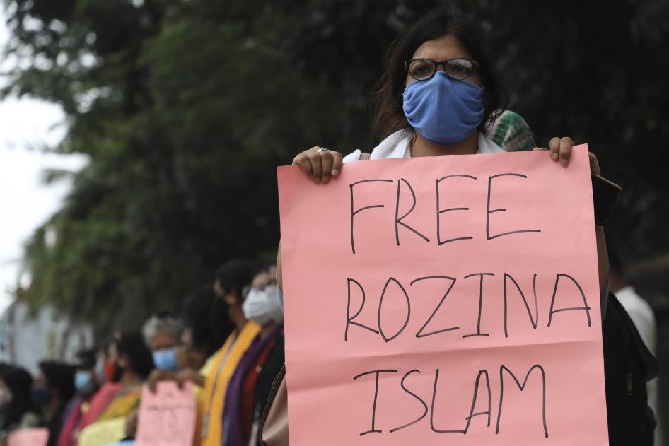 A protester holds a placard reading "Free Rozina Islam " during a demonstration in PLACE on DATE. © 2021 Md Manik/SOPA Images/Sipa USA