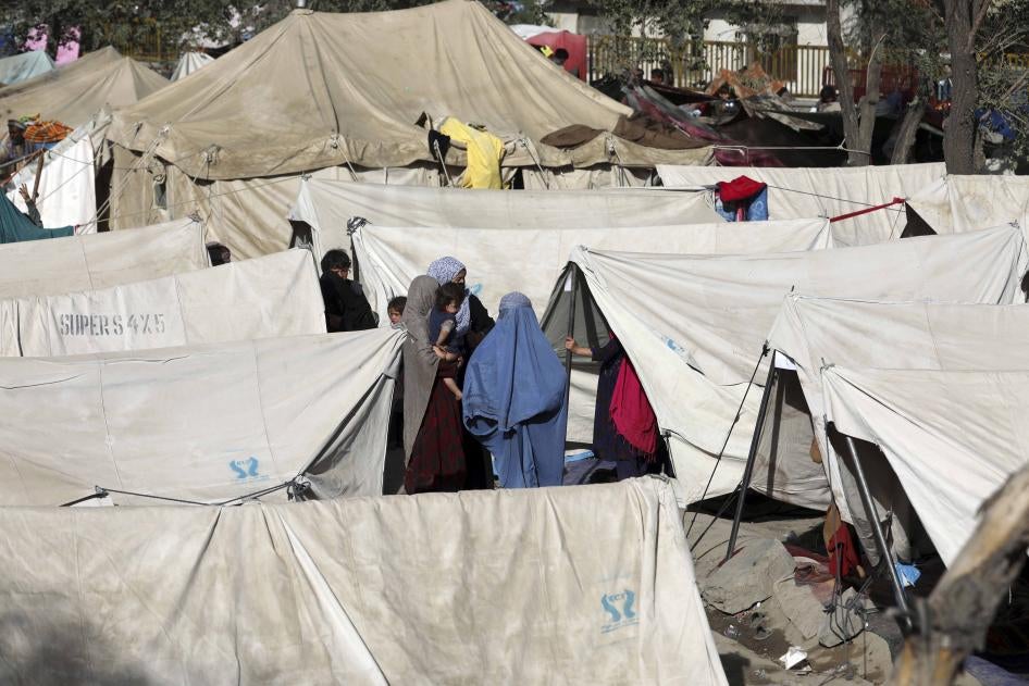 Afghans from northern provinces who fled their homes due to the fighting between the Taliban and Afghan security forces take refuge in a public parc in Kabul, August 13, 2021. 